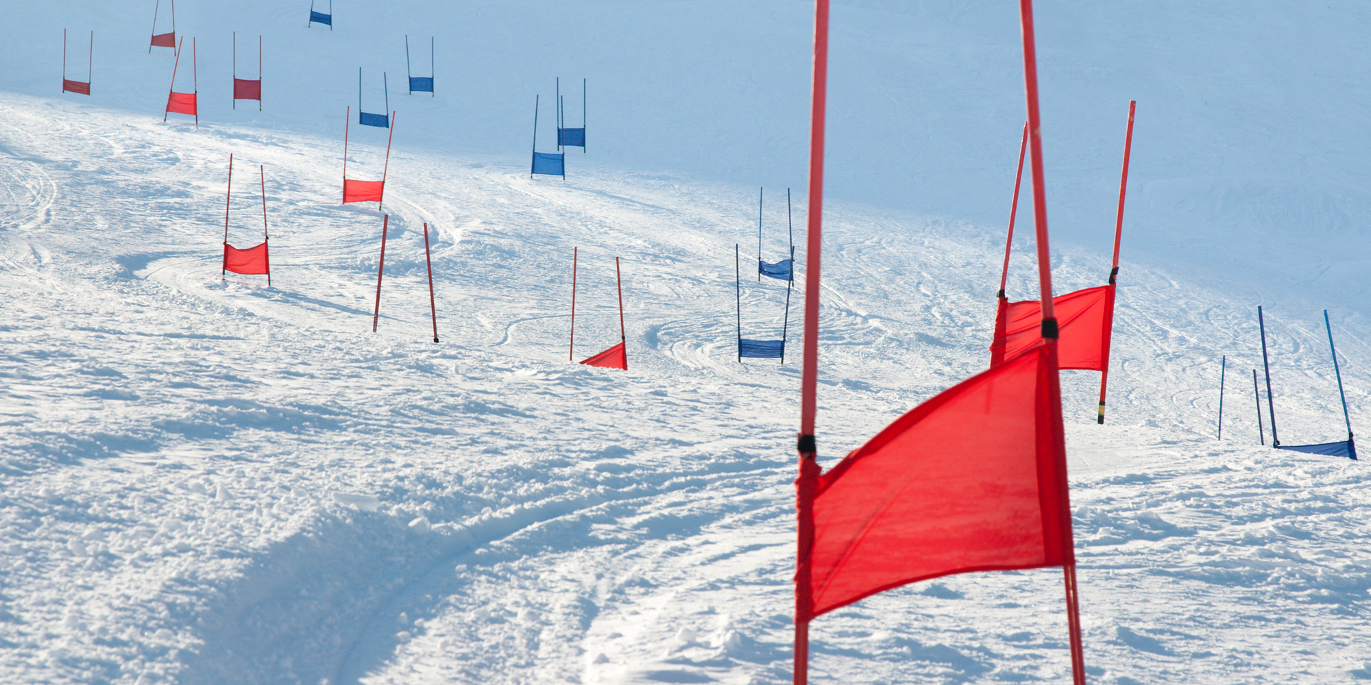 Rote und blaue Tore auf einer Piste für Riesenslalom